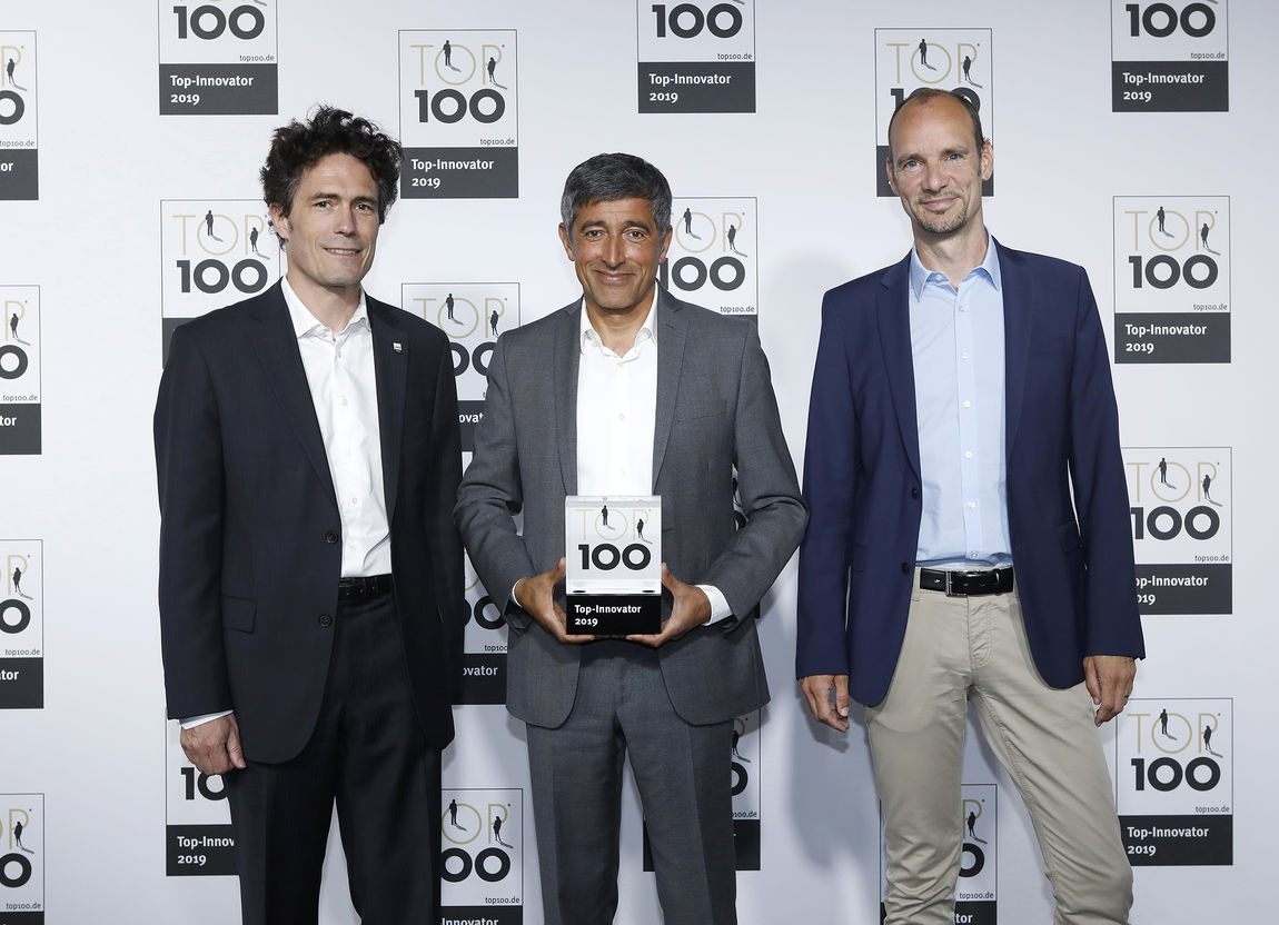 Ranga Yogeshwar (Mitte) überreichte die Auszeichnung eos.uptrade Vertriebsleiter Uli Lange (links) und Geschäftsführer Michael Kujas (rechts) in Frankfurt.
