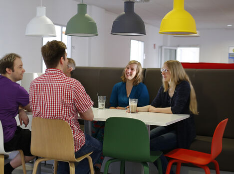 Brainstormings finden bei uns auch gern mal vor der Kaffeeküche statt.