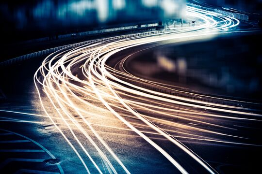 Straße, Lichtstrahl, Geschwindigkeit Schnell, effizient und umweltfreundlich in die Zukunft.