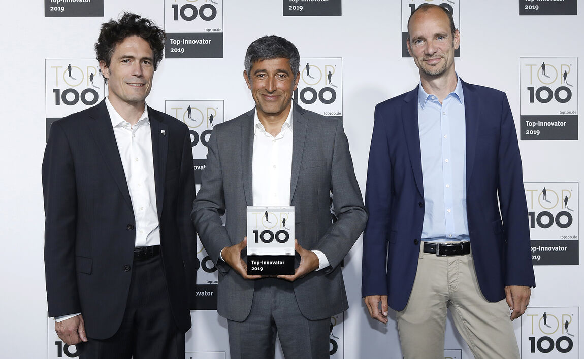 Ranga Yogeshwar (center) presented the award to eos.uptrade Head of Sales Uli Lange (left) and CEO Michael Kujas (right) in Frankfurt. Ranga Yogeshwar (center) presented the award to eos.uptrade Head of Sales Uli Lange (left) and CEO Michael Kujas (right) in Frankfurt.