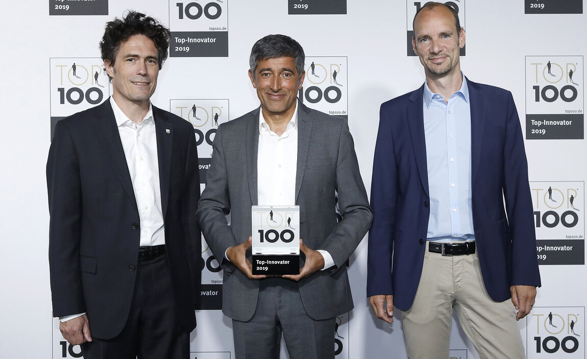 Ranga Yogeshwar (Mitte) überreichte die Auszeichnung eos.uptrade Vertriebsleiter Uli Lange (links) und Geschäftsführer Michael Kujas (rechts) in Frankfurt.
