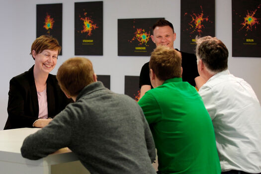 Kollegen, Gespräch, Pause Bei Hacon pflegen wir einen freundschaftlichen Umgang miteinander.